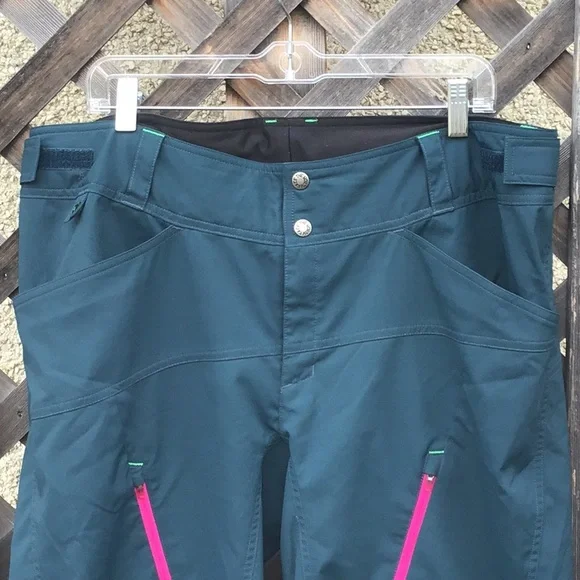 The North Face blue/green shorts with pockets - Picture 2 of 16